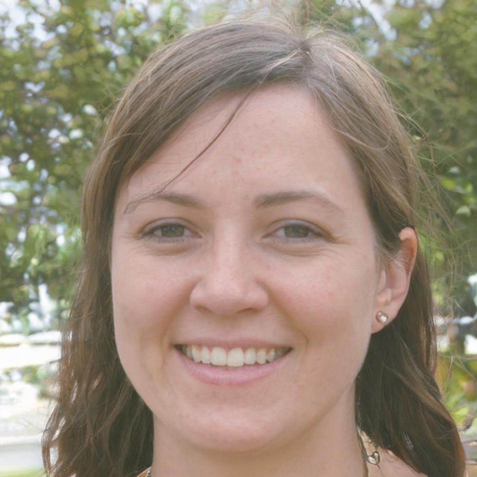 Carmen Valdés, Analista Senior